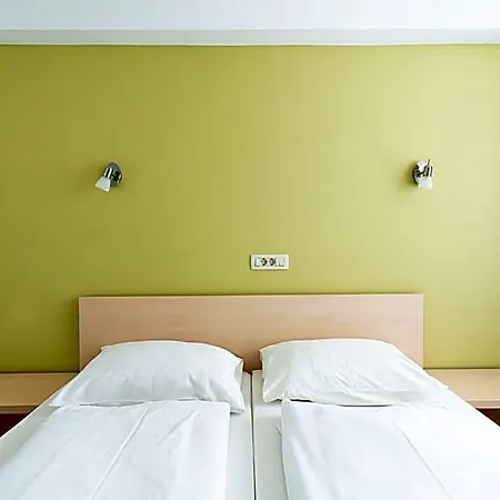 Grajski Dvor 3*