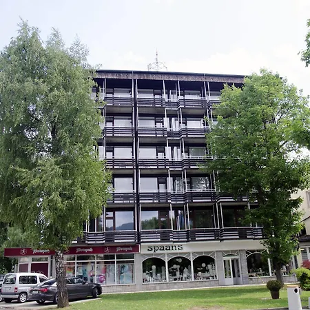 Grajski Dvor 3*